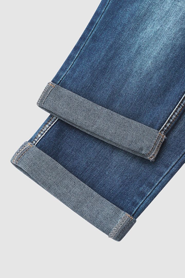 Gescheurde capribroek met opgerolde zoom