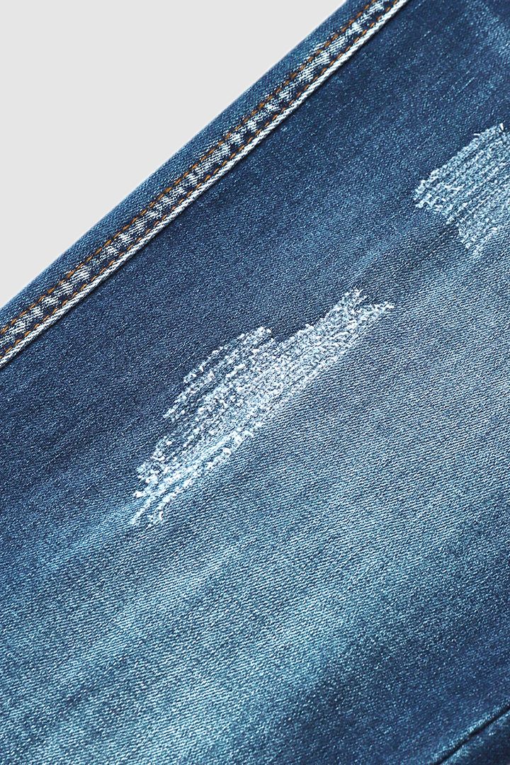 Gescheurde capribroek met opgerolde zoom