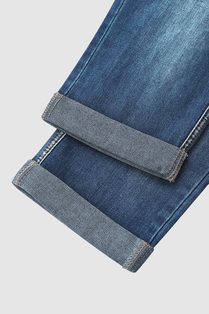 Gescheurde capribroek met opgerolde zoom