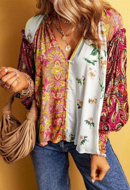 Damesoverhemd met V-hals en veelkleurige bloemenpatchwork-knoopjes