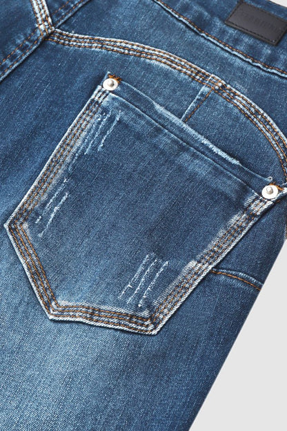 Gescheurde capribroek met opgerolde zoom