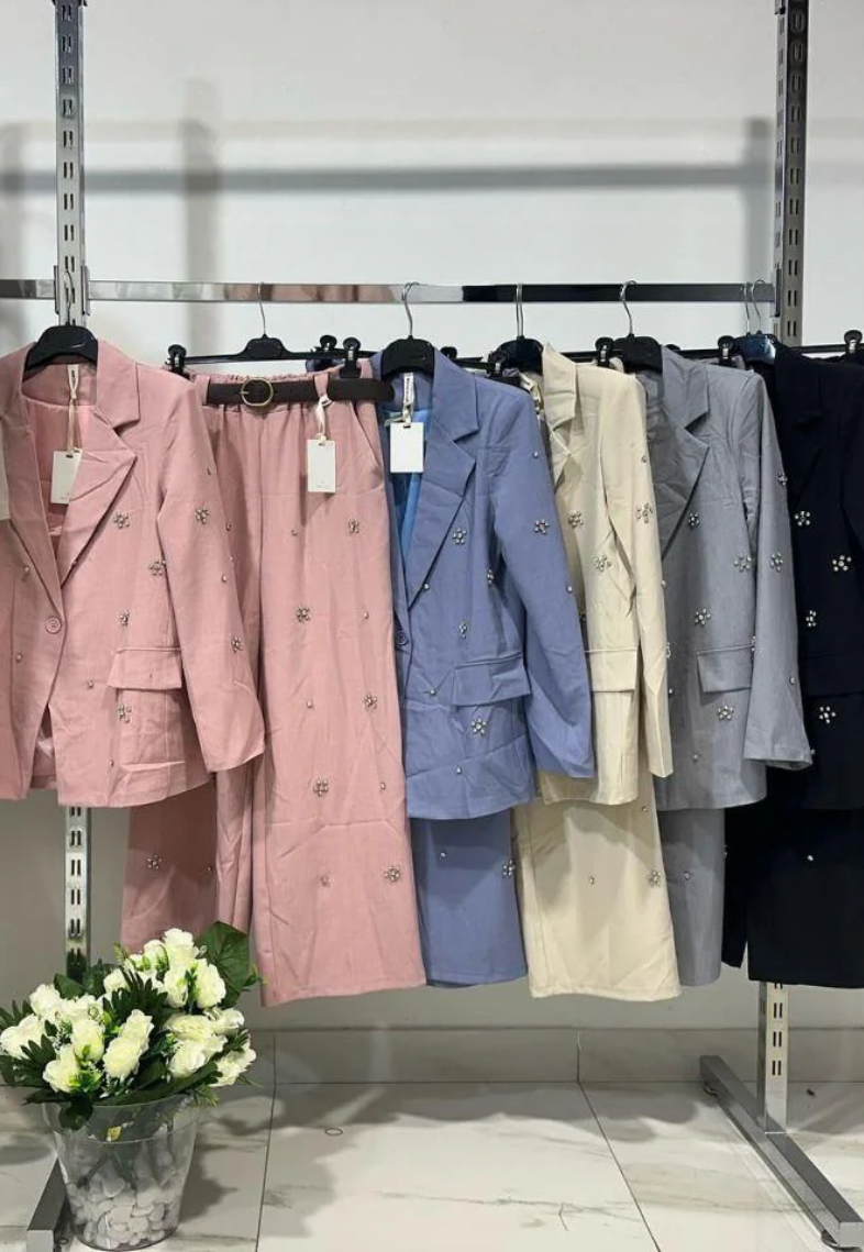 Pak met jasje en pantalon met stenen details