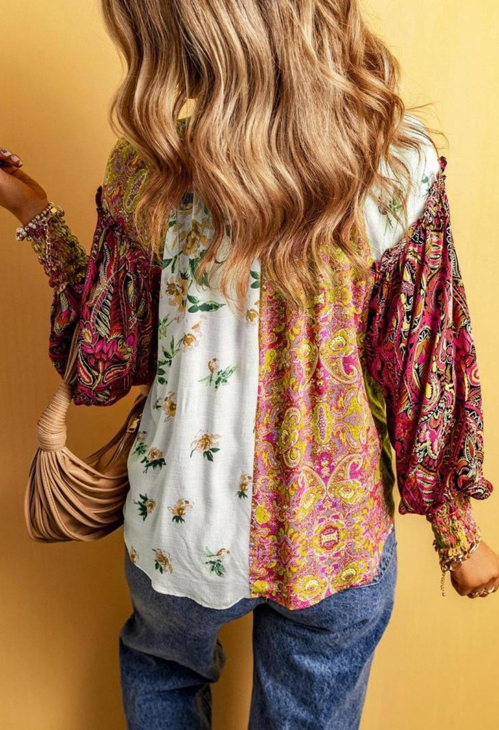 Damesoverhemd met V-hals en veelkleurige bloemenpatchwork-knoopjes